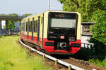 484 022 A am 26.05.2023 in der Nähe des Berliner S-Bahnhofs Sonnenallee.
