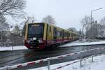S47 der S-Bahn Berlin mit der 484 001, hier beim überqueren des Bahnübergangs Oberspreestraße, mit Ziel Spindlersfeld. Berlin im Dezember 2021. /S-Bahnhof Oberspree
