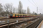 Ringbahn Zug 484085 fährt am 9.2.2026 um 12.42 Uhr aus Richtung Westhafen in den Bahnhof Berlin-Jungfernheide ein.