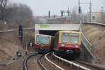 Generationentreffen an der Bornholmerstraße. 
Die bislang jüngste Baureihe der S-Bahn Berlin der ET481 und die älteste noch im Betrieb befindliche Baureihe der ET485 auch liebevoll Coladose genannt begegneten sich am 23.3.18 an diesem geschichtsträchtigen Ort.