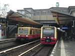 Szene am 8.12.2022 vom S-Bahnsteig Berlin Bornholmer Strasse. Die neueste Baureihe der  Berliner S-Bahn neben der ältesten noch eingesetzten:
483 012 als S8 nach Birkenwerder und gegenüber 485 168 als S85 nach Berlin Grünau. Mit der Abstellung der BR 485 wird in diesem Jahr gerechnet.