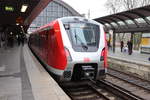 Hier steht eine S-Bahn der neusten Generation der S-Bahn Hamburg der Baureihe 490 am Bahnhof Hamburg Dammtor.