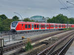 ET 490 026 mit S31 nach Altona in Dammtor, 02.08.2020.