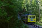 Am 05.09.2023 kommt der talwärts fahrende Beh 4/8 12  Otto von Steinbeis  der Wendelsteinbahn in der Kreuzungsstation Aipl an