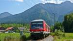 Tag 9: Eine RB von Innsbruck Hbf nach München Hbf erreicht vor dieser mächtigen Gebirgskulisse in Kürze den Bahnhof Eschenlohe. (20.08.2011)