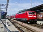 Tag 1: 120 201-9 steht mit einer HanseExpress-Garnitur als RE nach Hamburg Hbf in Rostock Hbf auf Gleis 6.