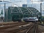 Tag 5: Hier überquert ICE 724 aus München Hbf den Rhein über die Kölner Hohenzollernbrücke bei der Einfahrt in den Hauptbahnhof auf Gleis 5.