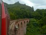 Tag 6: Endlich begann die abenteuerliche Fahrt von Boppard nach Emmelshausen über die Hunsrückbahn! Wir hatten uns direkt hinter der 218 414-1 einquartiert. Hier steht uns gerade das Hubertus-Viadukt bevor.