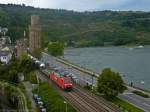 Tag 6: Natürlich musste in Oberwesel auch einer der Stadtmauertürme bestiegen werden! Von ganz oben hat man diesen tollen Ausblick auf die Weinberge und die Stadt. Unten auf der Bahnstrecke rollt 152 046-9 mit einem Güterzug vorbei in Richtung Mainz.