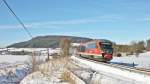 Vor dem markanten Singener Berg fährt dieser aus Arnstadt kommende RE durch das verschneite Thüringen nach Saalfeld. (12.02.2012)