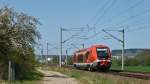 Ein Teil der zum Ostthüringer Dieselnetz gehörenden Strecke Jena - Pößneck verläuft über die elektrifizierte Saalbahn. Hier ist ein Walfisch VT 641, mit der Jenaer Wohnbebauung im Stadtteil Lobeda ansatzweise im Hintergrund erkannbar, unterwegs als RB nach Pößneck unt Bf bei Rothenstein. (28.04.2012)