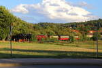 99 7240 hat mit P 8964 (Eisfelder Talm�hle - Quedlinburg) am Abend des 22.08.2020 nun das Selketal verlassen und strebt durch Haus- und Gartengrundst�cke dem Bahnhof Gernrode entgegen. Bei dieser Aufnahme ging es mir weniger um die makellose Darstellung des Zuges, als vielmehr um den bildlichen Gesamteindruck.
(Achtung! Dieses Bild war bereits freigeschalten!!)