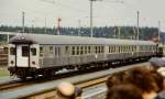 Nahverkehrs-Wendezug mit Bn-Wagen, geschoben von 141 072-9 auf der Fahrzeugparade  Vom Adler bis in die Gegenwart , die im September 1985 an mehreren Wochenenden in Nrnberg-Langwasser zum 150jhrigen Jubilum der Eisenbahn in Deutschland stattgefunden hat.