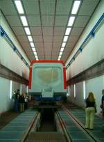 Ein Mittelwagen steht am 30.08.08 frisch lackiert in der Lackiererei des SFW Delitzsch.