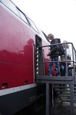 Idealma�e: Julian stapft fr�hlichen Fusses Dennis hinterher in die Untiefen von V 200 017. (Bahnpark Augsburg, 25.10.2009).