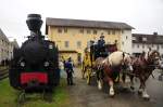 Fr�he Verkehrstr�ger: Pferdekutsche vs. Dampflok. (Bahnpark Augsburg, 25.10.2009)