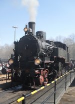 Die preuische T11 des Mindener Preuenzuges auf der Drehscheibe des historischem Bw Gerolstein am 6.4.10 zur Veranstaltung  175 Jahre Deutsche Eisenbahn .