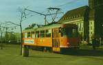 Februar 1986, Verkehrsbetriebe Dresden, ein in den eigenen Werkstätten zum   Fahrleitungsmesswagen 721 071 umgebauter TATRA-Tw wartet am Pirnaischen Platz auf sein Ampelsignal.