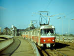 16.06.1986, Dresden, Straßenbahn auf der Carolabrücke im Zuge der St. Petersburger/Albertstraße. Der TATRA-Dreierzug besteht aus zwei Triebwagen T4D und einem Beiwagen B4D. Diese Formation war in Dresden viele Jahre Standard. Der Wagen 222 999 ist auf der Seite http://www.tram2000.com als letztes Fahrzeug dieser Serie aufgeführt.