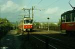 12.10.1986, Dresden: Straßenbahn am Verbindungs-Fußweg zwischen Pirnaer Landstraße und Breitscheidstraße in Dobritz. Die Linie 9 kommt von der Haltestelle  Abzweig Reick  und setzt ihre Fahrt nach Übigau über Reick - Strehlen zum Stadtzentrum fort. Der rechts stehende Zug musste die entgegen kommende Bahn vor dem damals noch eingleisigen Abschnitt abwarten. Heute ist ein Teil der Kleingärten einer Straße gewichen.