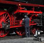 Das Triebwerk wird abgeschmiert und mit einem Hammer auf Schden untersucht...