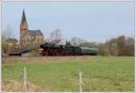 Bei einem �lkocher kommt nur bedingt etwas aus dem Schornstein, hier rollt zudem 41 360 mit geschlossenem Regler am 2.4.2010 bei der Kirche von Niederbettingen vorbei Richtung Gerolstein.