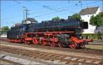 01 202 hat bereits gewendet und rangiert nun in Offenburg vor ihren  langen Zug .