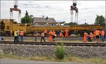 Bauzug-Entgleisung Radolfzell. Jetzt wird wieder aufgegleist. Juli 2016. 

Standort des Fotografen auf öffentlicher Straße hinter der Absperrung der Polizei.