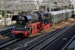 Am 7 April 2018 rangiert 35 1097 deren Sonderzug in Dresden Hbf.