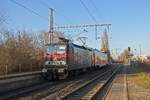 Lok 143 326-7 von DB Gebrauchtzug in Diensten der WFL mit dem kurzen RB-46-Ersatzzug im Bahnhof Riemke (04.03.2022)