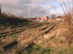 Wismar im Frhjahr 2007. Diese Gtergleise werden schon lange nicht mehr gebraucht, sie fhrten auch einmal zum alten Hafen. Im Hintergrund der neue Busbahnhof, unter diesem ruht noch so manches Gleis. Im Bahnhofsbereich wurden auch etliche Gleise demontiert, nun fehlt der Platz zum abstellen der Raillionloks. Sie stehen jetzt zum Teil an den Bahnsteigen.
<a href= http://staedte.kaposo.de  target= _blank ><img src= http://www.Bahnbilder.de/counter/counter_new.php?key=421641002  alt= Städte auf Kaposo  title= Städte auf Kaposo  border= 0  /></a>