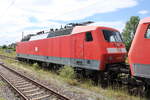 DB 120 126-8 in einem Lokzug vom DB Stillstandsmanagement Karsdorf nach Opladen, am 13.07.2022 in Naumburg (S) Hbf.