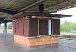 Der ehemalige Otti´s Kiosk am 10.10.2023 auf dem Mittelbahnsteig 2 und 3 in Falkenberg (Elster).