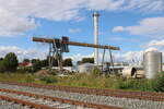 Der frhere Verladekran vom VEB OGiS Laucha, am 13.09.2025 am Ostkopf vom Bahnhof Laucha (Unstrut).