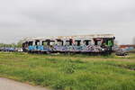Ein ausgeschlachteter Bghw-Wagen am 06.05.2023 im Wissenschaftshafen Magdeburg. Er diente zuletzt als Jugendclub und durfte so mit Graffiti gestaltet werden.