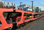 Die Autotransportwaggons (DDm) des BTE AutoReiseZug (RDC 1310) sind mit PS-starken  Männerspielzeugen  beladen, wie hier am 22.