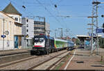 182 518-1 (Siemens ES64U2-018) ist mit dem Alpen-Sylt-Nachtexpress im Bahnhof Ludwigsburg auf Gleis 4 eingetroffen.
