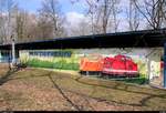 Blick auf ein besonderes Wandmotiv, das am Eingang zum Bahnhof Peißnitzbrücke der Parkeisenbahn  Peißnitzexpress  Halle (Saale) zu finden ist.