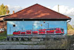 Auf dieses Häuschen im Bahnhof Calbe(Saale) Ost (ist es ein ESTW?) wurde eine Doppelstockwagen-Garnitur der Elbe-Saale-Bahn (DB Regio Südost) gemalt.