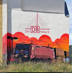 An einem Verwaltungsgebäude der Zugbildungsanlage (ZBA) Halle (Saale) wurde dieses Wandbild angebracht. Es zeigt einen Güterzug mit Formsignal und die Silhouette der Berliner Brücke. Gesehen beim vergangenen Tag der Schiene.

🕓 16.9.2022 | 12:16 Uhr