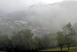 Hochnebel und Regen im Schwarzwald:
Gerade so sichtbar befährt eine Dosto-Garnitur mit einer 146 das Eisenbahnviadukt Hornberg.

🧰 DB Regio Baden-Württemberg
🚝 RE 4724 Konstanz–Karlsruhe Hbf [+20]
🚩 Bahnstrecke Offenburg–Singen (Schwarzwaldbahn (Baden) | KBS 720)
🕓 2.8.2020 | 14:49 Uhr