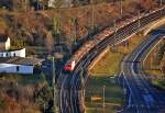 Gterzug im Rheintal bei Ockenfels, aus luftiger Hhe vom Plateau  Erpeler Ley 
aufgenommen - 28.11.2011