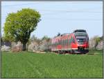 Lndliche Idylle,bildlich festgehalten im April 2013. Am Ortsrand von Euskirchen
macht sich die Regionalbahn auf den Weg nach Bonn.