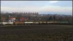 Ein Spaziergang entlang der Montzenroute am 26.02.15. Hier ein Landschaftsfoto unweit vom Aachener Westen im Dreiländereck D,B,NL. Ein Kesselwagenzug fährt gerade downtown nach Aachen West auf der Montzenroute,im Hintergrund ragt das Gebäudekomplex des Klinikums der RWTH hervor.