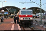 143 822-5 (243 822-4 |  Weiße Lady ) der Erfurter Bahnservice GmbH (EBS) als DPE 92157  Rennsteig-Express  von Berlin-Lichtenberg nach Meiningen steht in Halle(Saale)Hbf auf Gleis 9.