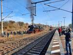 Beim warten auf den DPE 349 aus Hamburg-Harburg erfreuen sich am 30.10.2021 in Neudietendorf etliche Eisenbahnfreunde an der 35 1097-1 und der MaS 112 481-1.
