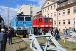 Am 30.08.2025 wurde im DB Werk Erfurt gro gefeiert. Der Tag der offenen Tr (100 Jahre Bw Erfurt) lockte zahlreiche Besucher an und es gab neben dem Rahmenprogramm auch eine bunte Fahrzeugausstellung. Der Thringer Eisenbahnvereinwar u.a. mit der ČD 371 201-5 und der 242 151-9 vertreten.