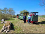 Mecklenburg-Pommersche Schmalspurbahn (MPSB)
Ein letzter Schnack, bevor die Fahrg�ste einsteigen: Der Verein bef�rdert gleich eine junge Reisegruppe aus Berlin vom Findlingsgarten nach Uhlenhorst und zur�ck nach Schwichtenberg. In den drei Wagen ist gerade so Platz f�r alle, sodass die menschenarme Idylle gleich verfliegt.

🧰 Mecklenburg-Pommersche-Schmalspurbahn-Freunde e. V.
🕓 12.4.2025 | 13:39 Uhr