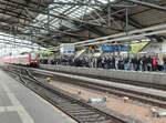 Voller Bahnsteig 9 am 15.05.2026 in Erfurt Hbf mit Reisenden f�r den RE29  Franken-Th�ringen-Express  nach N�rnberg Hbf. Die schnelle Verbindung �ber die Schnellfahrstrecke wird sichtlich gut angenommen.