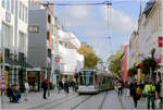 In der belebten Neusser Fu�g�ngerzone - 

... verl�sst Rheinbahn 2036 den eingleisigen Abschnitt.

12.10.2026 (M)